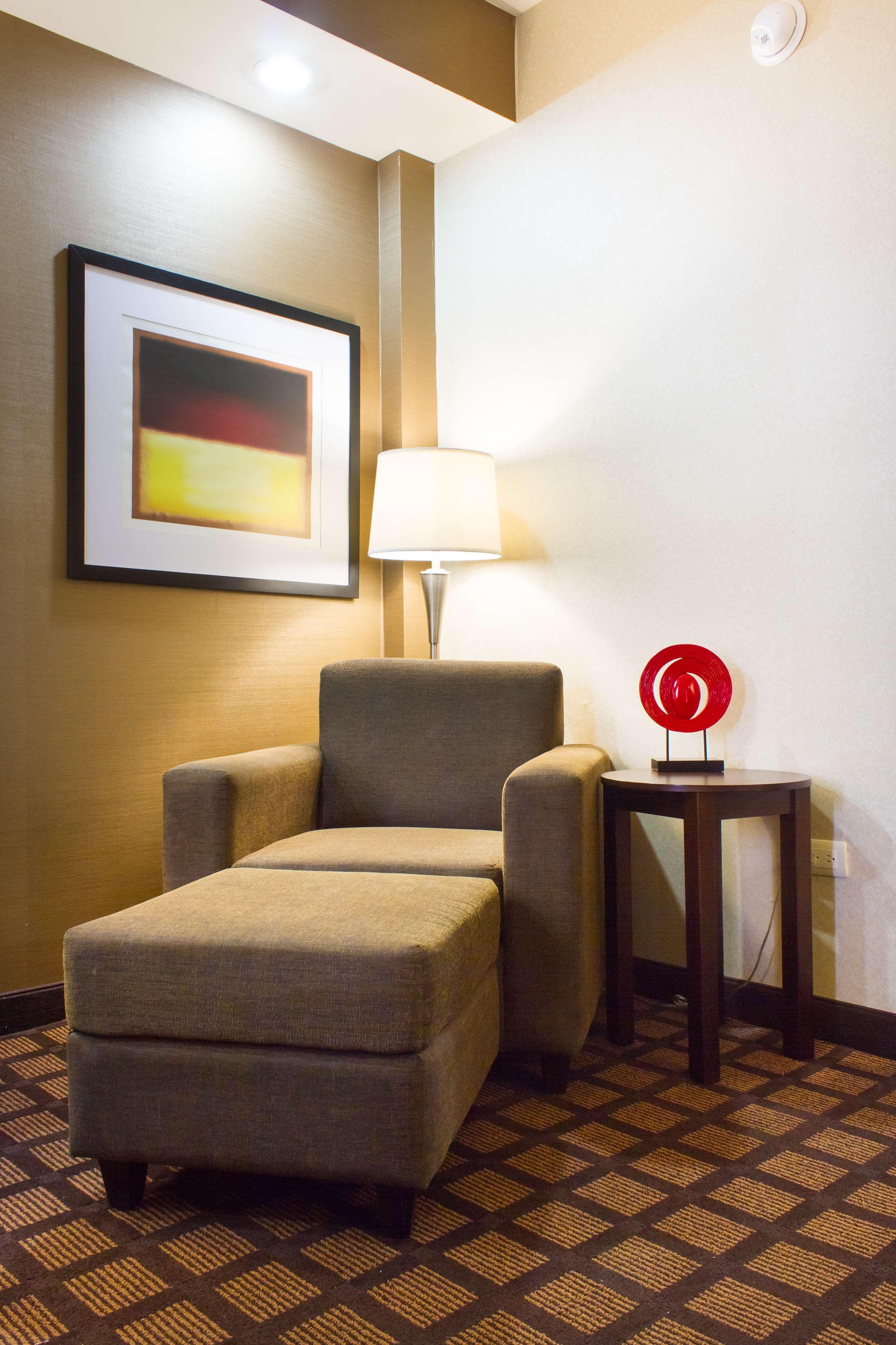 Best Western Premier Monterrey Aeropuerto Apodaca Dış mekan fotoğraf A lamp on a side table