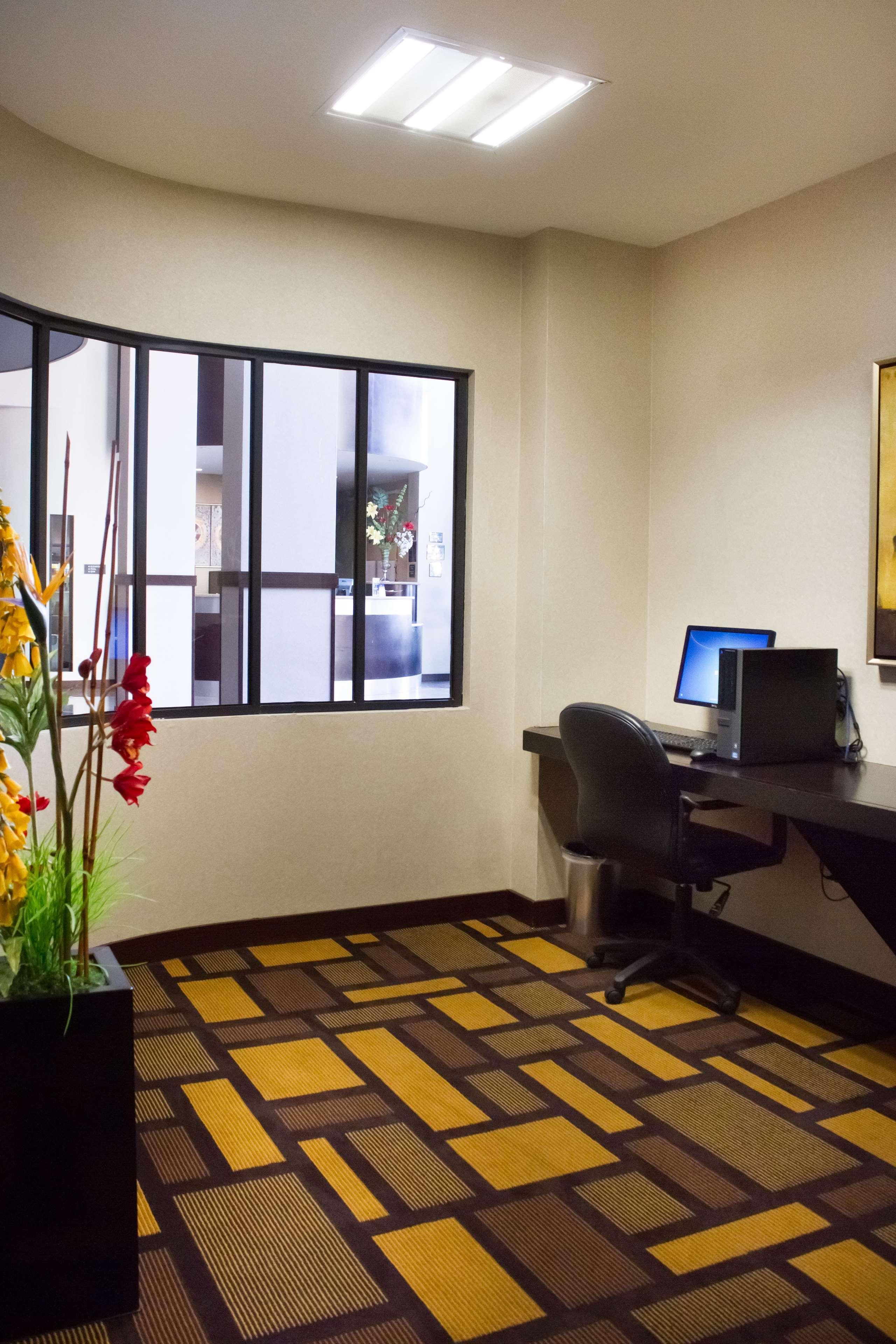 Best Western Premier Monterrey Aeropuerto Apodaca Dış mekan fotoğraf Business center at the Hilton Garden Inn