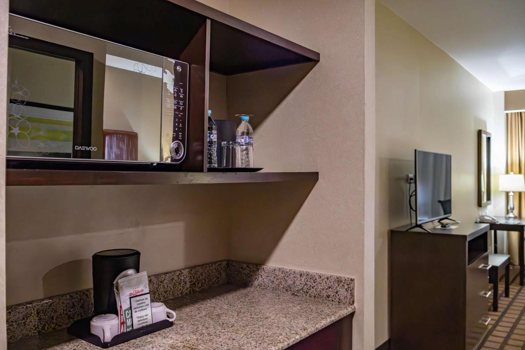 Best Western Premier Monterrey Aeropuerto Apodaca Dış mekan fotoğraf A microwave in a hotel room