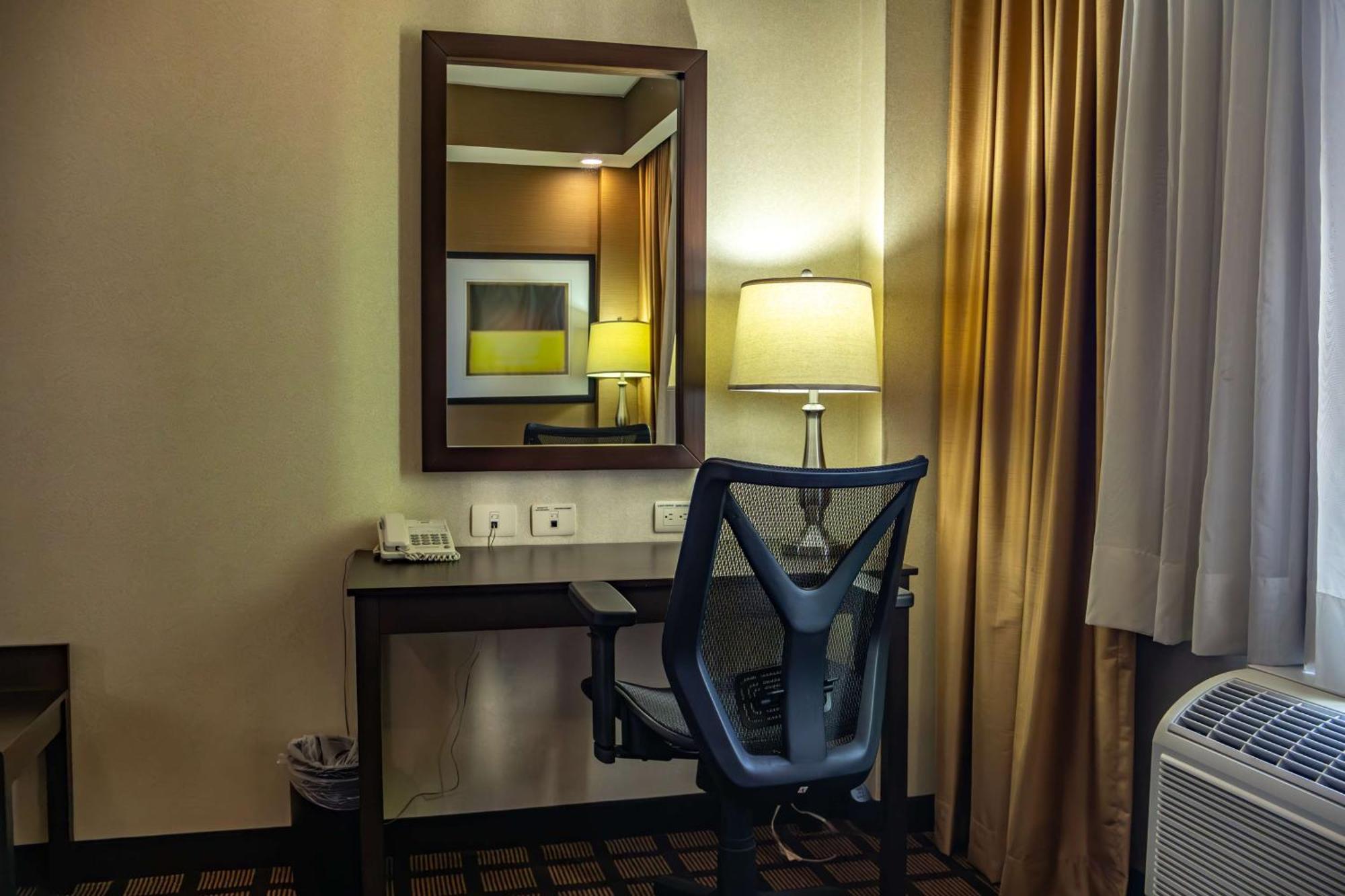 Best Western Premier Monterrey Aeropuerto Apodaca Dış mekan fotoğraf A work desk in a hotel room