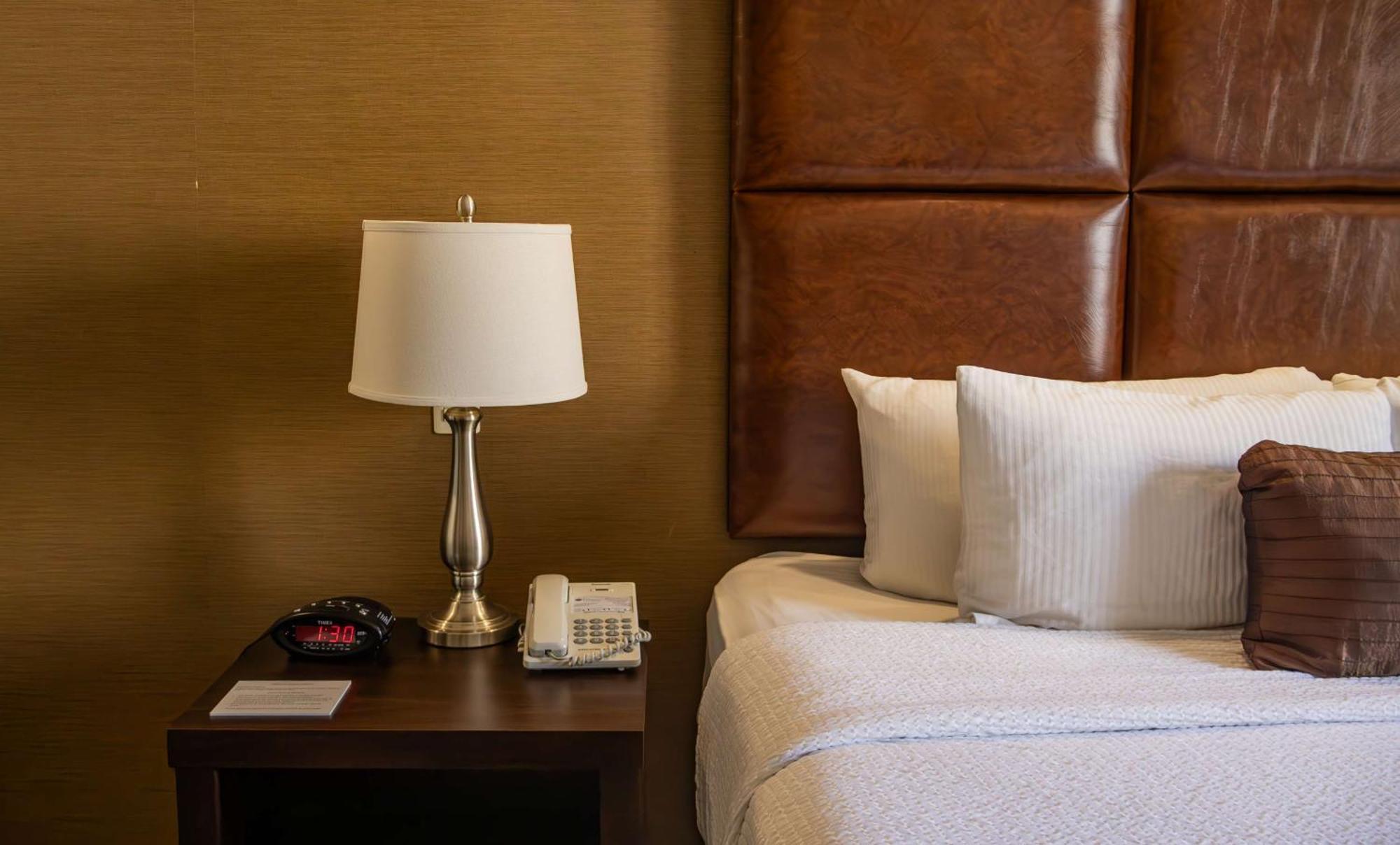 Best Western Premier Monterrey Aeropuerto Apodaca Dış mekan fotoğraf A lamp on a nightstand