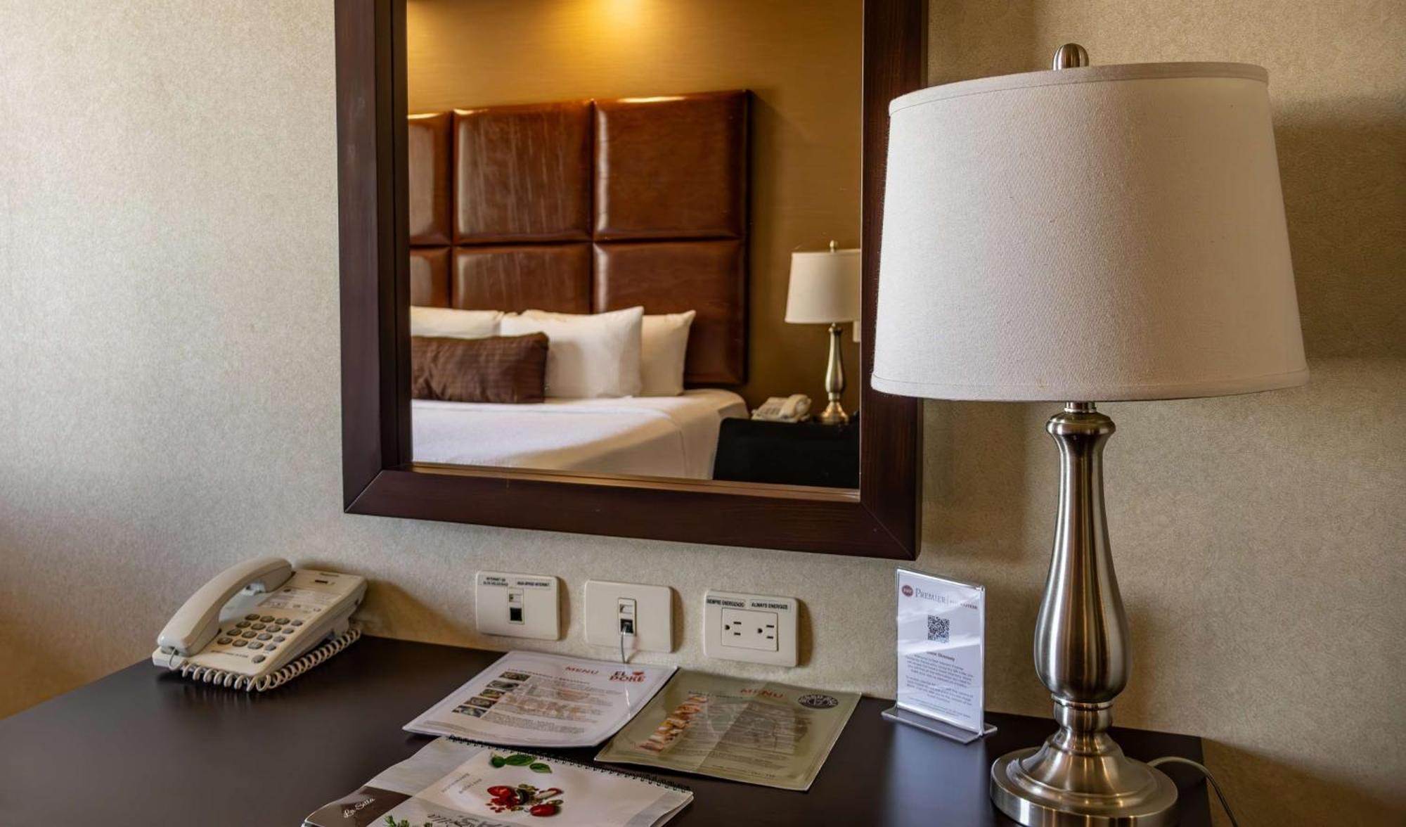 Best Western Premier Monterrey Aeropuerto Apodaca Dış mekan fotoğraf A lamp on a bedside table