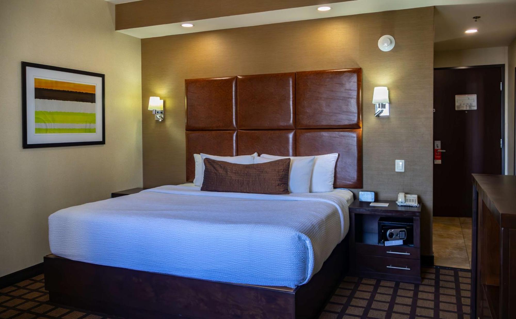 Best Western Premier Monterrey Aeropuerto Apodaca Dış mekan fotoğraf A typical room at the Hilton Garden Inn