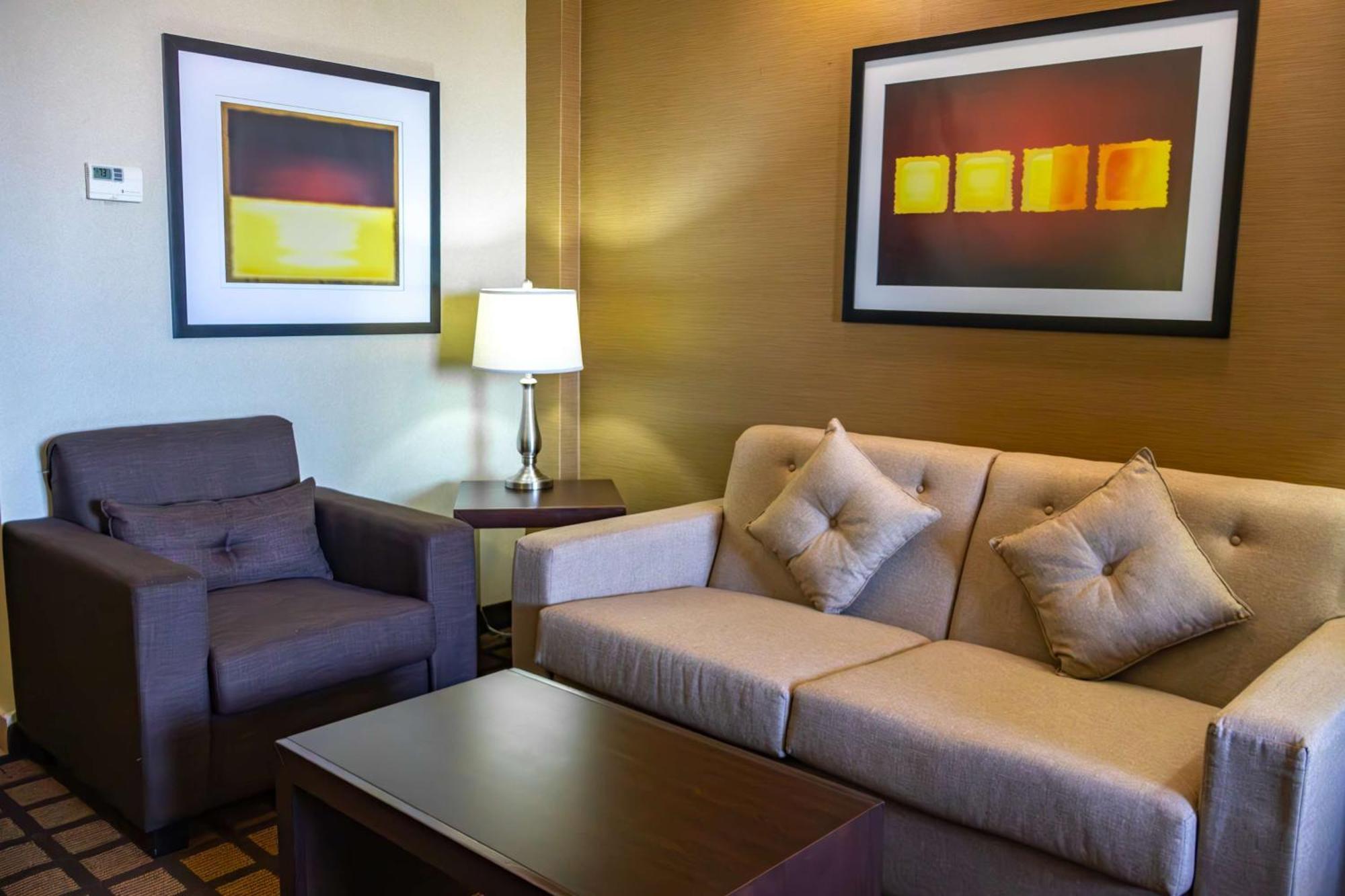 Best Western Premier Monterrey Aeropuerto Apodaca Dış mekan fotoğraf A living room in a typical hotel suite
