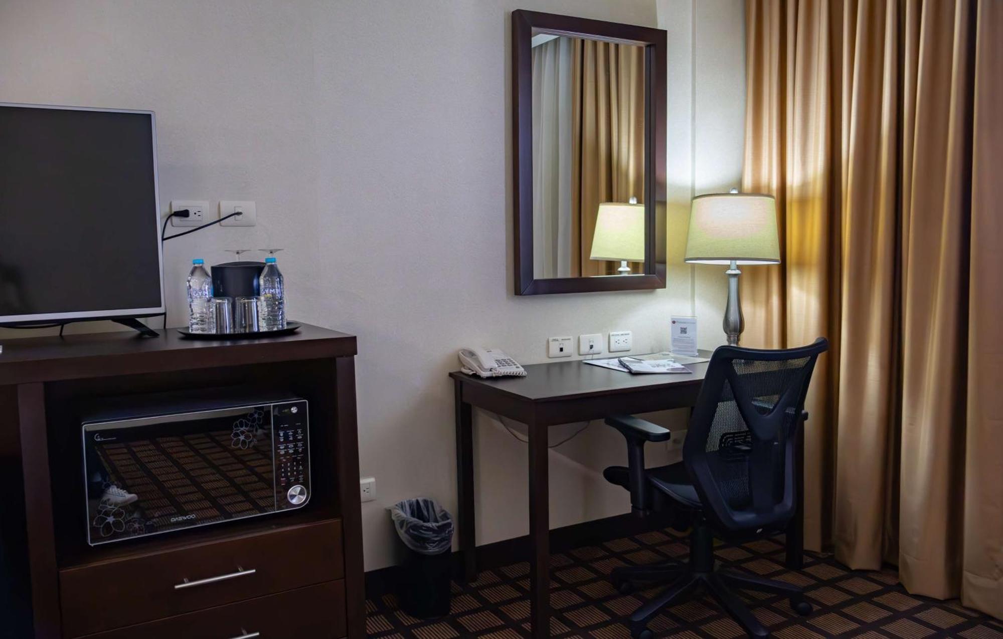 Best Western Premier Monterrey Aeropuerto Apodaca Dış mekan fotoğraf A typical room at the hotel