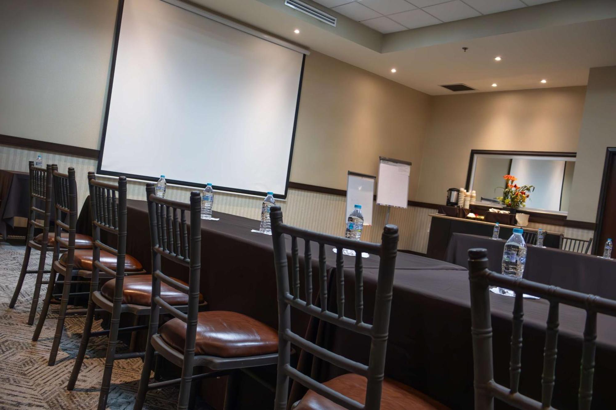 Best Western Premier Monterrey Aeropuerto Apodaca Dış mekan fotoğraf A meeting room at the hotel