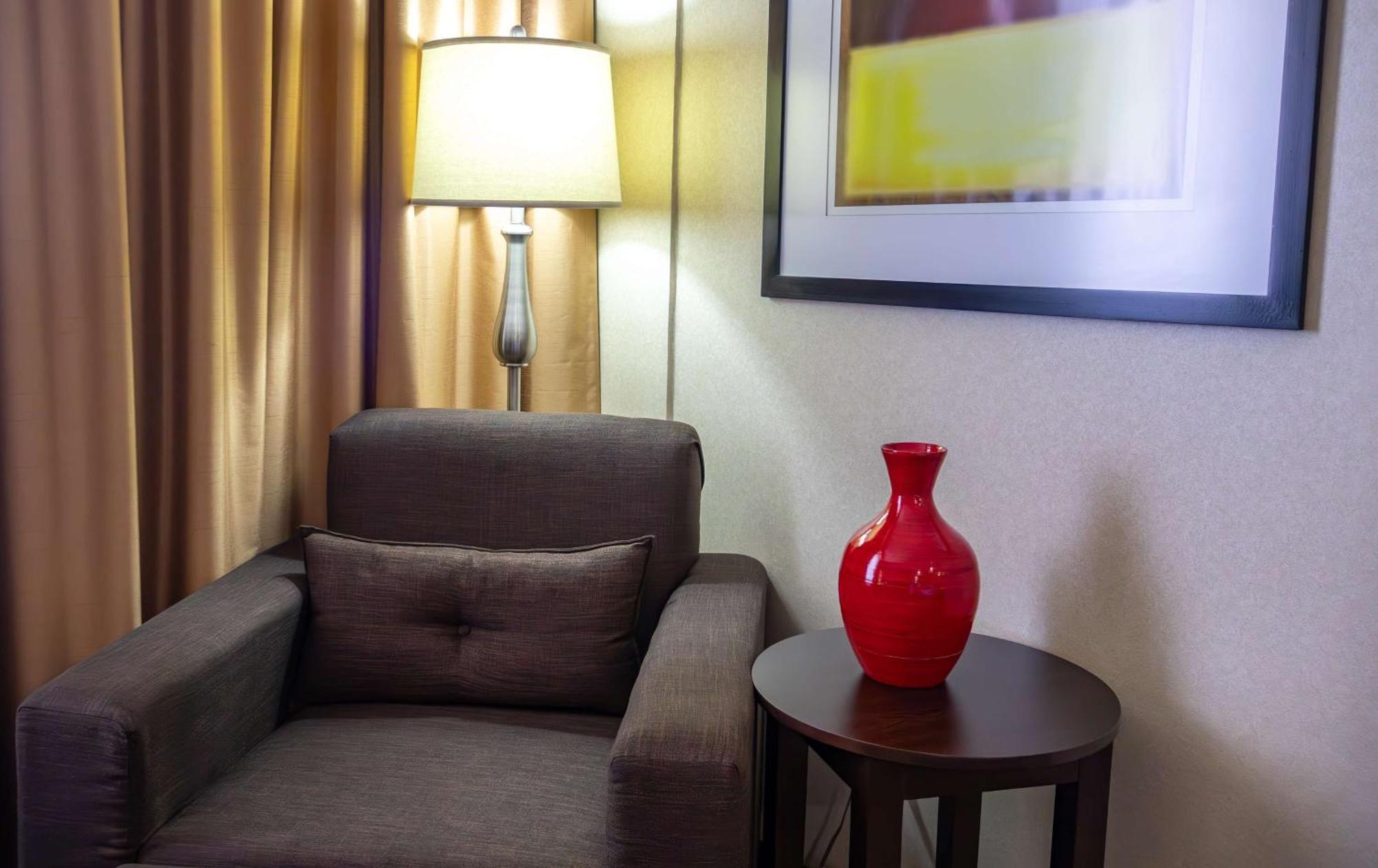 Best Western Premier Monterrey Aeropuerto Apodaca Dış mekan fotoğraf A vase on a table