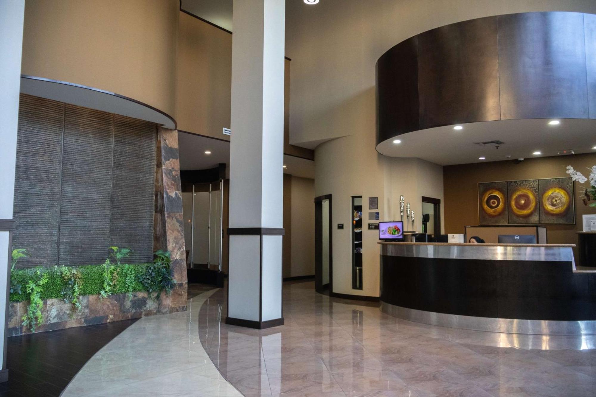Best Western Premier Monterrey Aeropuerto Apodaca Dış mekan fotoğraf Interior of the lobby