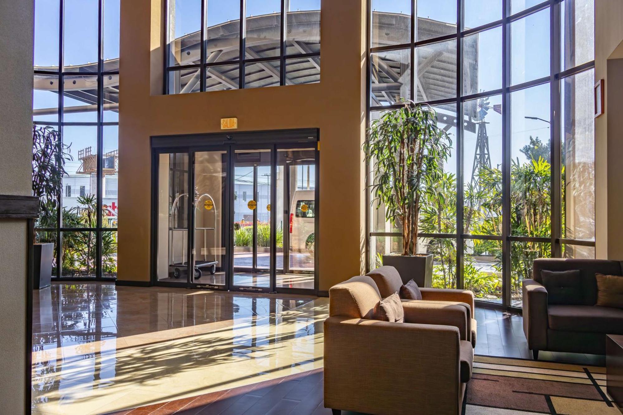 Best Western Premier Monterrey Aeropuerto Apodaca Dış mekan fotoğraf Lobby