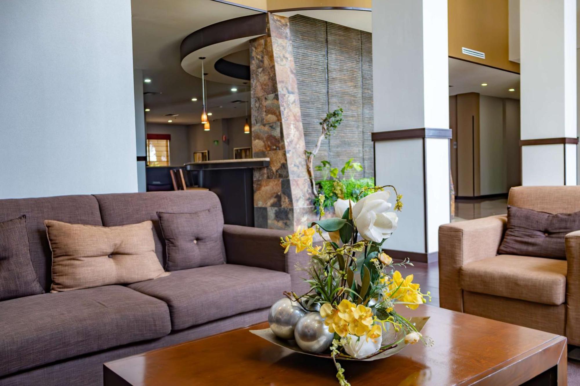 Best Western Premier Monterrey Aeropuerto Apodaca Dış mekan fotoğraf Lobby