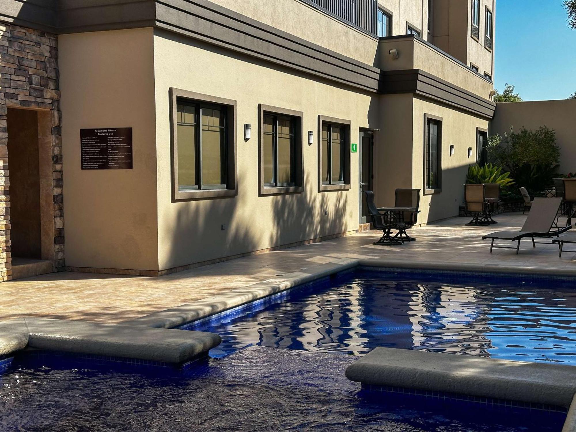 Best Western Premier Monterrey Aeropuerto Apodaca Dış mekan fotoğraf The pool at the hotel