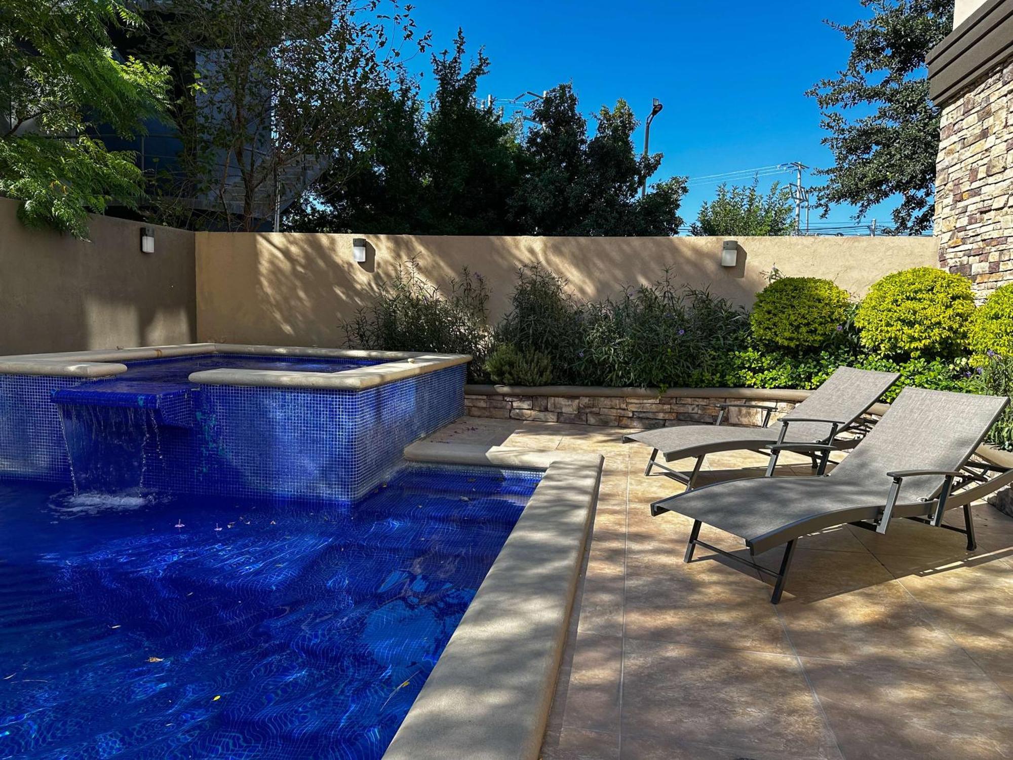 Best Western Premier Monterrey Aeropuerto Apodaca Dış mekan fotoğraf A pool at the Four Seasons Hotel in Los Angeles