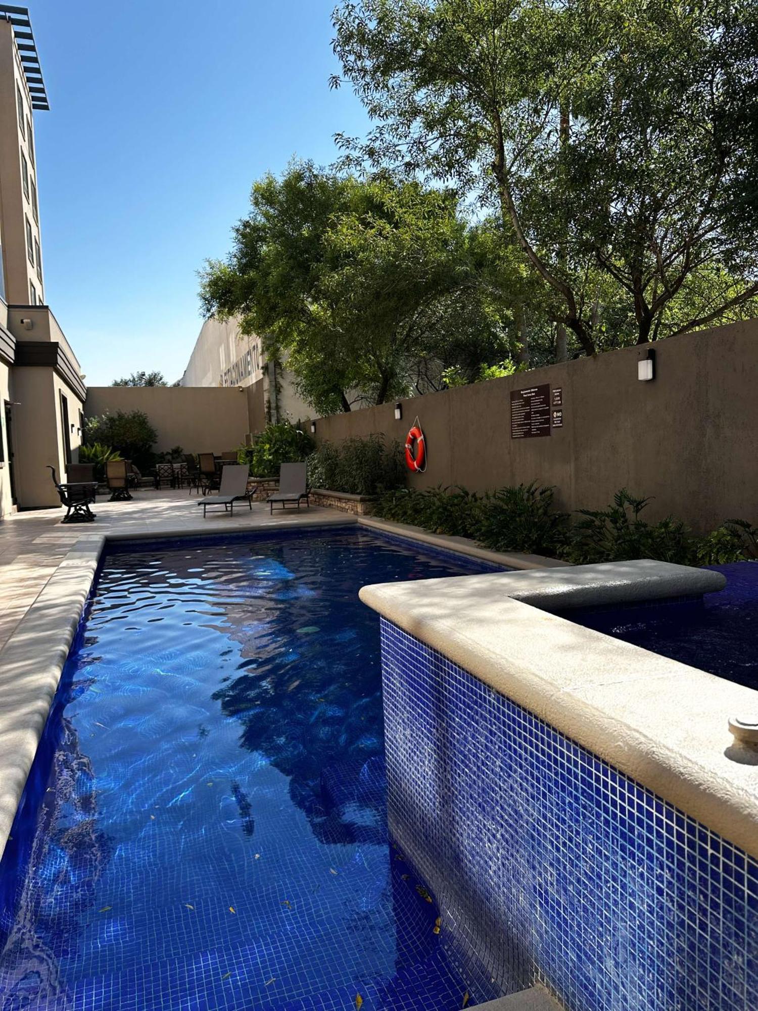 Best Western Premier Monterrey Aeropuerto Apodaca Dış mekan fotoğraf Swimming pool at the hotel